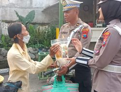 Polres Kediri Kota Berbagi Sembako di Jumat Berkah, Wargapun Sumringah