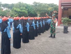 Babinsa Duduksampeyan Latih Baris-Berbaris untuk Pembentukan Karakter Siswa