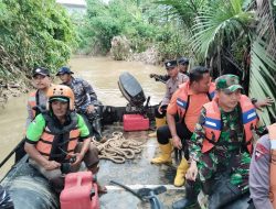 Tanggap Korban Banjir Lanal Batuporon Laksanakan Pencarian Siswa Yang Terseret Banjir Di Kabupaten Bangkalan