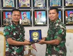 Perkuat Silaturahmi, Danpuslatdiksarmil Kodiklatal Kunjungi Satuan TNI AL di Sidoarjo