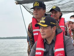 Plt. Bupati Sidoarjo H. Subandi Sidak HGB Laut di Desa Segoro Tambak, Kecamatan Sedati