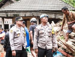 Polres Jombang Bersama TNI, Bantu Pencarian Korban Tanah Longsor