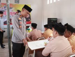 Polres Jember Berbagi Makanan Bergizi di Jumat Berkah Pelajar Jadi Sumringah
