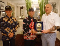 Pererat Hubungan Bilateral, Koarmada II Sambut Kunjungan Kapal Perang Kanada HMCS OTTAWA (FFH 341) di Surabaya