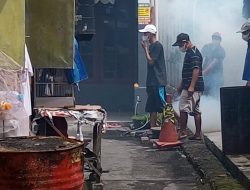 Antisipasi Penyebaran Nyamuk DBD di Musim Penghujan, Warga Kelurahan Laban Wetan Lakukan Fogging dan Gotong Royong