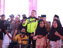 Patroli Jarak Jauh Naik Motor Kapolda Jatim Beri Bantuan Sembako Untuk Warga di Malang