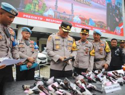 Bentuk Pengawasan, Kapolres Jombang Lakukan Pemeriksaan Senpi dan Urine Secara Berkala