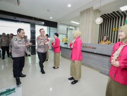 Kapolda Jatim Kunjungi RS Bhayangkara Kediri Beri Santunan Pasien dan Motivasi Tenaga Medis
