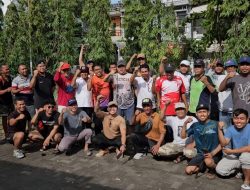 Warga Perum Pondok Maritim Indah Kecamatan Wiyung Gelar Kerja Bakti Massal untuk Kebersihan Lingkungan