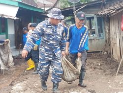 Prajurit Lanal Banyuwangi Bantu Masyarakat Terdampak Banjir Di Situbondo