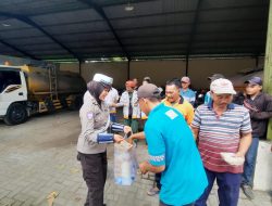 Peduli Sesama, Polisi bagikan Nasi Bungkus Kepada Pekerja Kebersihan di Jum’at Berkah