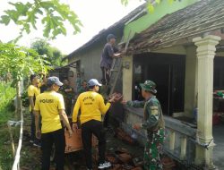 Sinergitas Polisi bersama TNI di Kediri, Gelar Baksos Bantu Warga Terdampak Bencana Alam