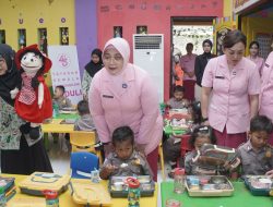 Yayasan Kemala Bhayangkari Daerah Jatim Bagikan Makan Bergizi di Sidoarjo