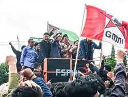 Aksi Gugat 100 Hari Prabowo-Gibran di DPRD Jatim Berakhir Bentrok