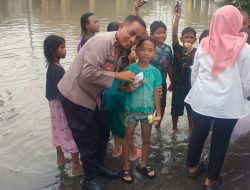 Kapolsek Krian Peduli Warga Terdampak Banjir di Desa Barengkrajan