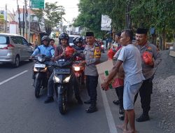 Polsek Krian Bagikan Takjil dan Buka Bersama Abang Becak
