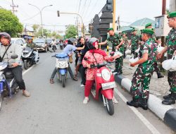 Kodim 0817/Gresik Berbagi Takjil kepada Masyarakat di Depan Makodim