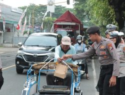 Berkah Ramadan, Polres Nganjuk Bagikan Ratusan Paket Takjil untuk Pengguna Jalan