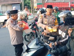 Polsek Balongbendo Bagikan Takjil Ramadhan