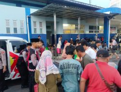 Satsamapta Polres Pelabuhan Tanjung Perak Berbagi Takjil di Pelabuhan Gapura Surya Nusantara