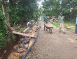 Karya Bakti Babinsa Sangkapura Bersama Warga Buat Saluran Air untuk Antisipasi Banjir