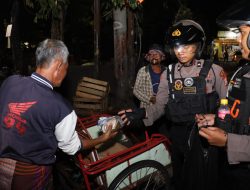 Jaga Keamanan Ramadan, Kapolres Pelabuhan Tanjung Perak Gelar Patroli Skala Besar dan Berbagi Sahur