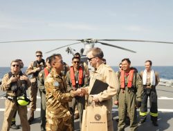 Tingkatkan Interoperabilitas, KRI SIM-367 Dan Heli Panther TNI AL Latihan Bersama Kapal Perang Jerman di Laut Mediterania