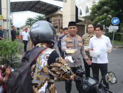 Lebih Dekat Masyarakat, Polresta Sidoarjo Bagikan Takjil Depan Mako