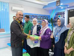 Jelang Idul Fitri, Rektor Universitas Hang Tuah Serahkan Bingkisan Lebaran kepada Dosen, Tenaga Kependidikan, dan Anggota Yayasan Nala