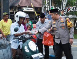 Ramadhan Berkah, Kapolres Jombang Bagikan Takjil Kepada Pengguna Jalan