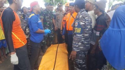 Prajurit Lanal Banyuwangi Berhasil Evakuasi Jenazah Nelayan Di Perairan Jangkar Situbondo