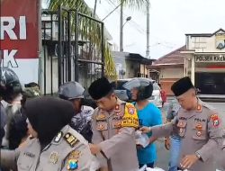 Polsek Krembangan Bagikan 100 Paket Takjil Berbagi di Bulan Ramadhan