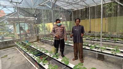 Bhabinkamtibmas Desa Gempol Klutuk Tinjau Lahan Pertanian Melon
