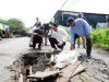 Bupati Sidoarjo Subandi Sidak Jembatan Ambles di Desa Banjarsari, Siapkan Perbaikan Permanen
