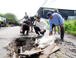 Bupati Sidoarjo Subandi Sidak Jembatan Ambles di Desa Banjarsari, Siapkan Perbaikan Permanen