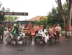 Berbagi di Bulan Ramadhan, Babinsa Benjeng Bersama Pramuka Saka Wira Kartika (PWK) Bagikan Takjil