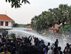 Penolakan RUU TNI di Grahadi Surabaya Berakhir Ricuh