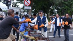 Berbagi Takjil, Dankodiklatal Ngabuburit Dengan Riding Vespa