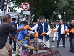 Berbagi Takjil, Dankodiklatal Ngabuburit Dengan Riding Vespa