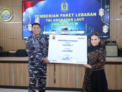 Danlantamal V Bagikan Bingkisan Lebaran Idul Fitri 1446 H/2025 M kepada Seluruh Personel Lantamal V Surabaya