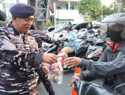 Lantamal V Berbagi Takjil Di Bulan Suci Ramadhan
