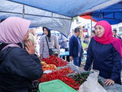 Gubernur Khofifah Cek Harga Bapok hingga Sayuran di Pasar Among Tani Batu