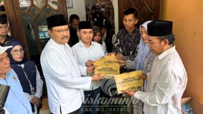 Mensos Saifullah Yusuf Serahkan Santunan ke Keluarga Korban Longsor Pacet-Cangar