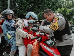 Pantau Arus Balik Lebaran, Kapolres Jombang Bagikan Helm dan Kacamata Gratis