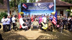 Danlantamal V Hadiri Penyelaman Pemasangan Prasasti Dan Bendera Serta Peletakan Karangan Bunga Di Area Bangkai Kapal U.S A.T Liberty
