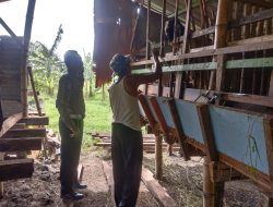Peternak Kambing di Sidokerto Dapat Pendampingan Perawatan Hewan dari Bhabinkamtibmas