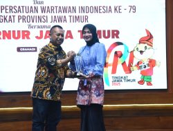 Mbak Wali Raih Penghargaan Tokoh Muda Pemberdaya Masyarakat