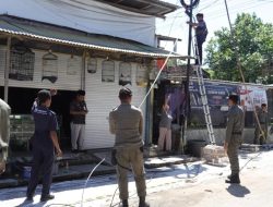Petugas Gabungan Penegak Perda Ponorogo Lakukan Penertiban Kabel Optik