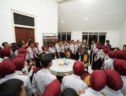 Mas Dhito Beri Kado Hardiknas Pada Siswa SMA Boarding School Menginap Di Rumdin Bupati, Ini Balasan Dari Siswa