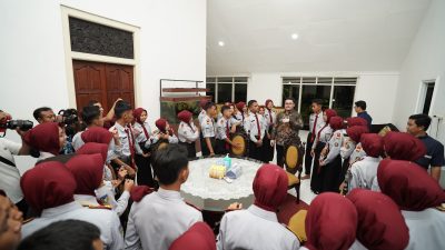 Mas Dhito Beri Kado Hardiknas Pada Siswa SMA Boarding School Menginap Di Rumdin Bupati, Ini Balasan Dari Siswa